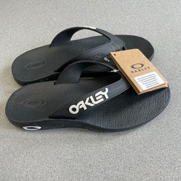 NEW Oakley Men's 8 Flip Flops Blackout Rubber Thong Sandals - Picture 1 of 8